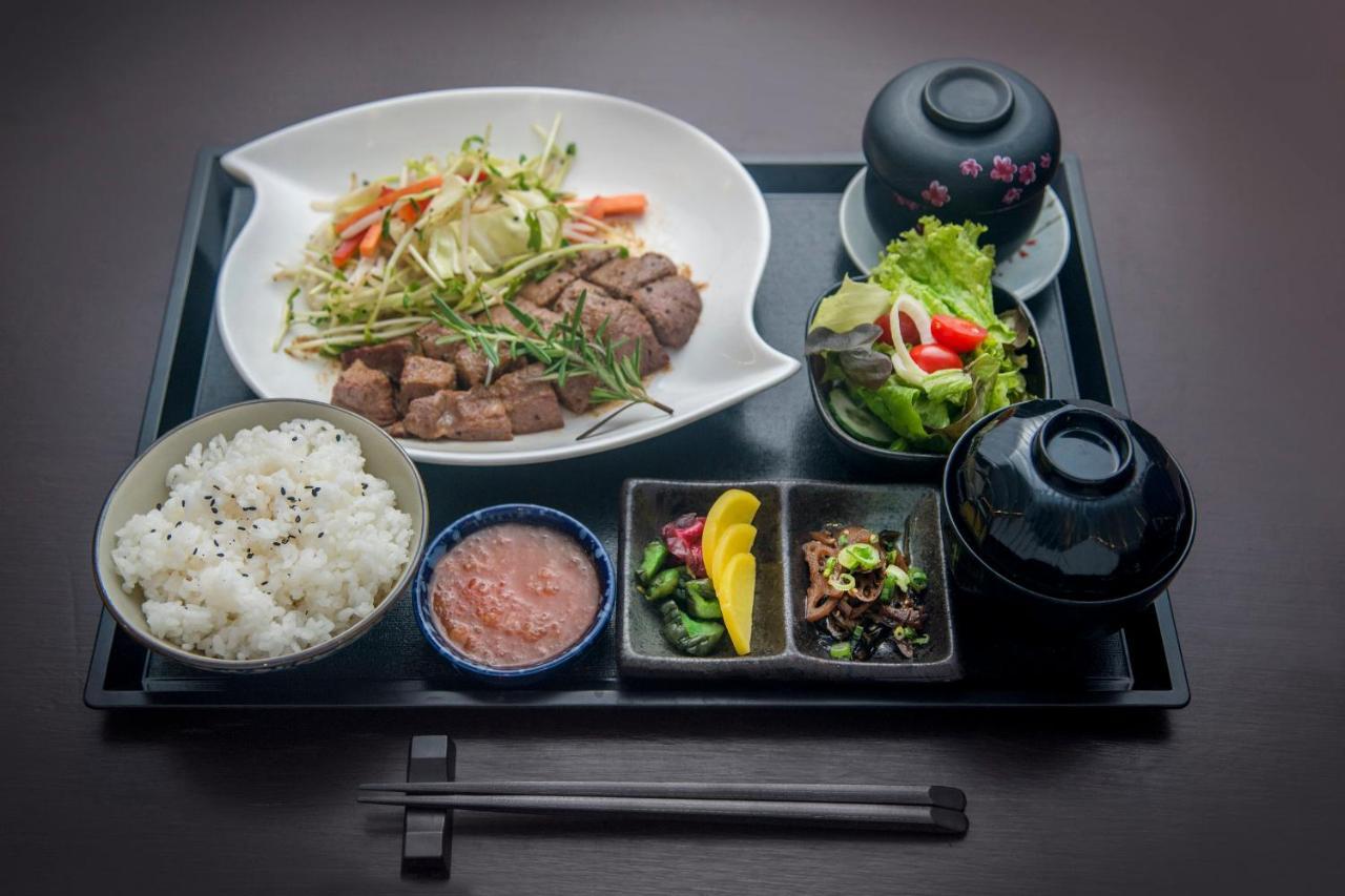 Glenmarie Hotel And Golf Resort Шах-Алам Экстерьер фото A set of Korean cuisine