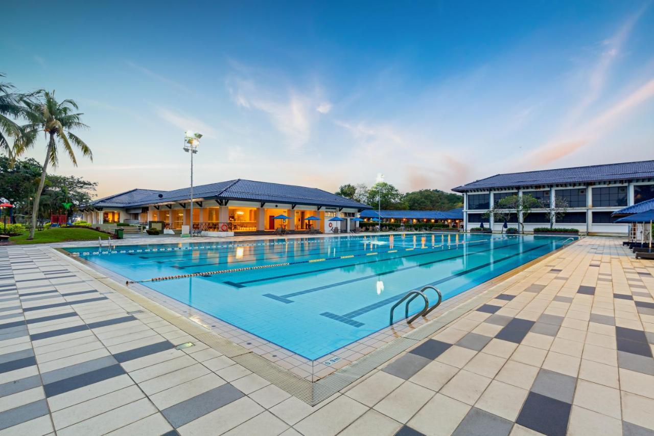 Glenmarie Hotel And Golf Resort Шах-Алам Экстерьер фото The swimming pool at the University of Nottingham Malaysia campus
