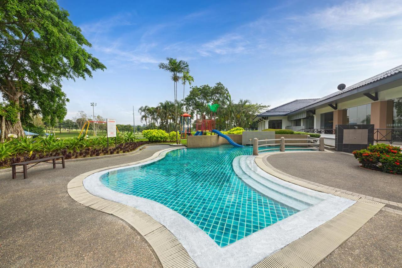 Glenmarie Hotel And Golf Resort Шах-Алам Экстерьер фото The swimming pool at the Royal Thai Police Sports and Recreation Centre